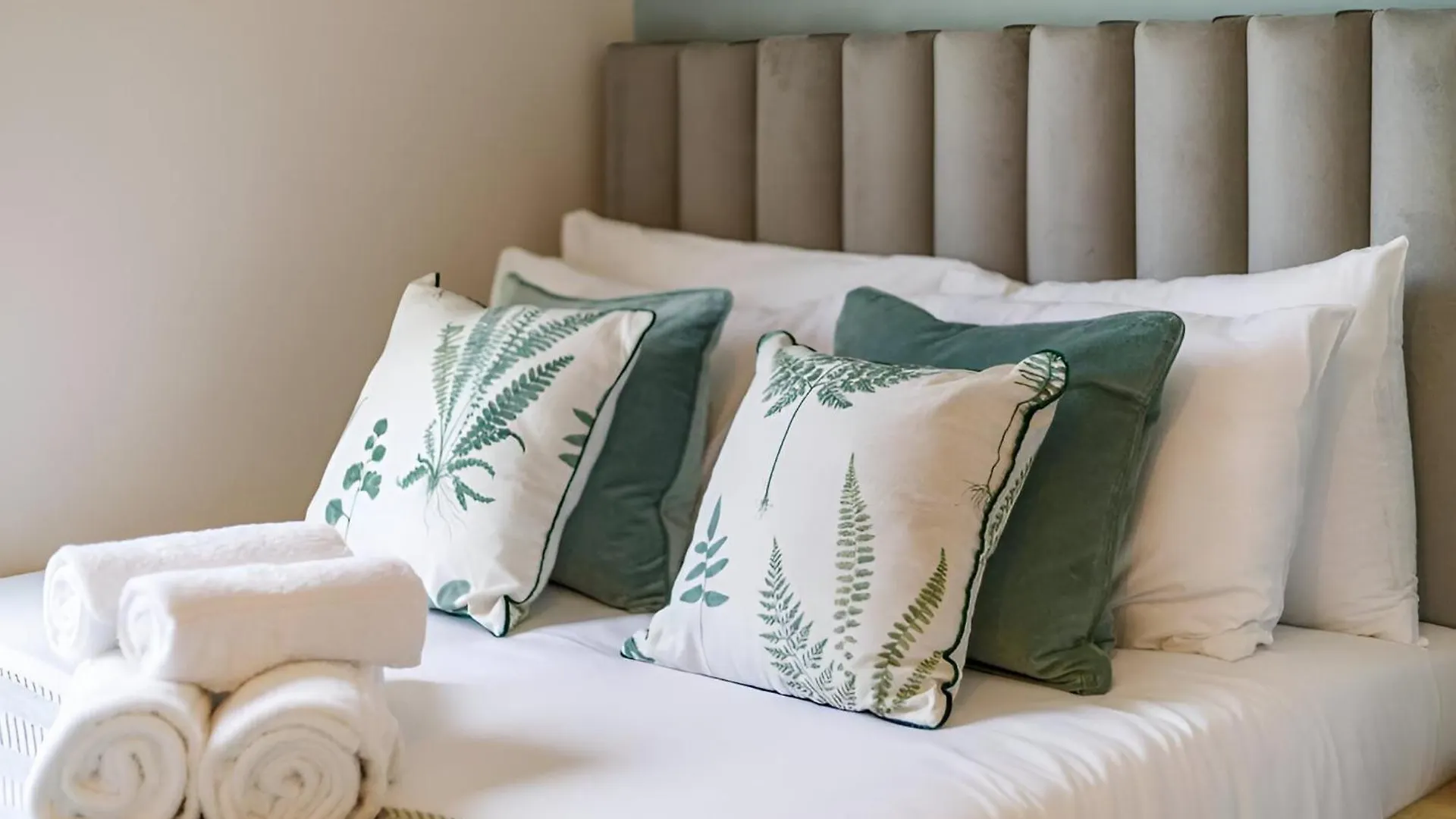 לונדון Serene Green Getaway Studio With Calming Ambiance דירה