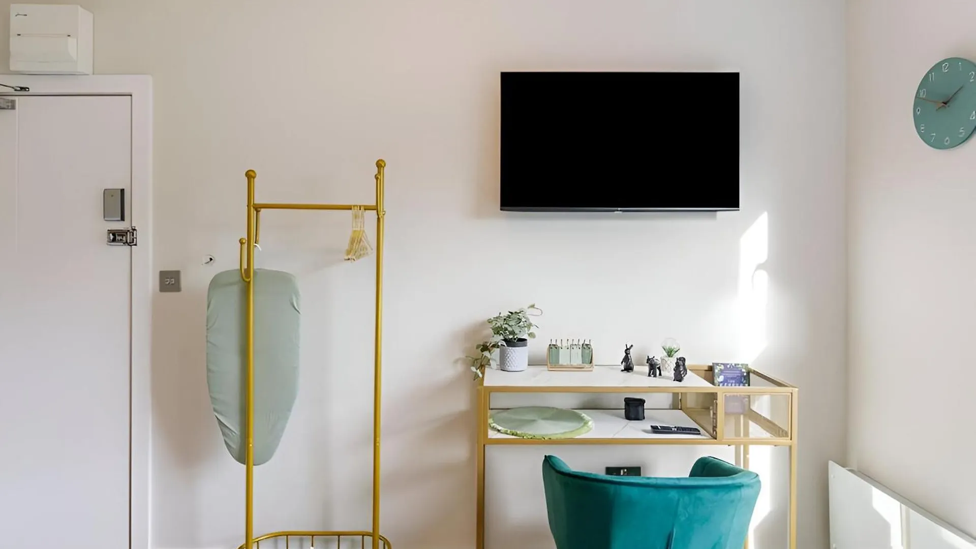 Serene Green Getaway Studio With Calming Ambiance London Apartment