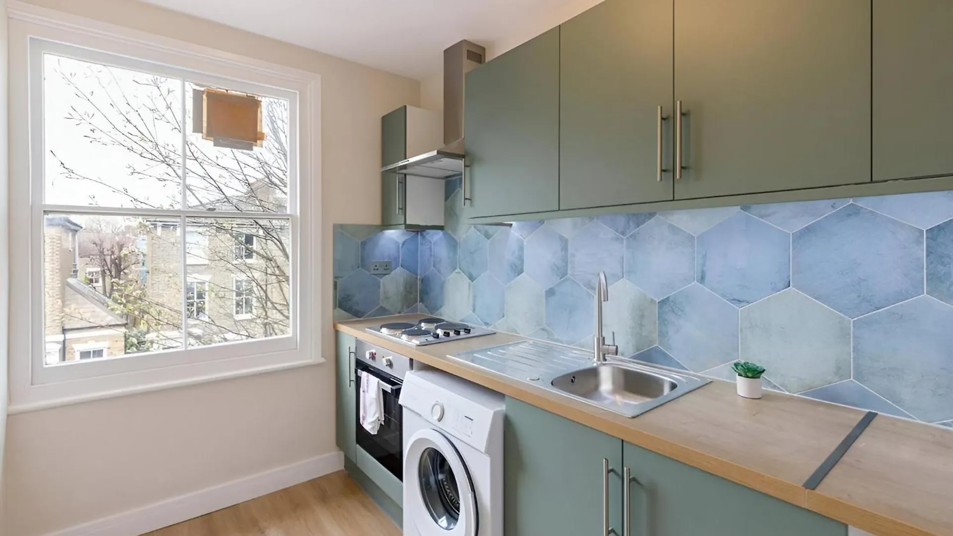 Serene Green Getaway Studio With Calming Ambiance London Apartment