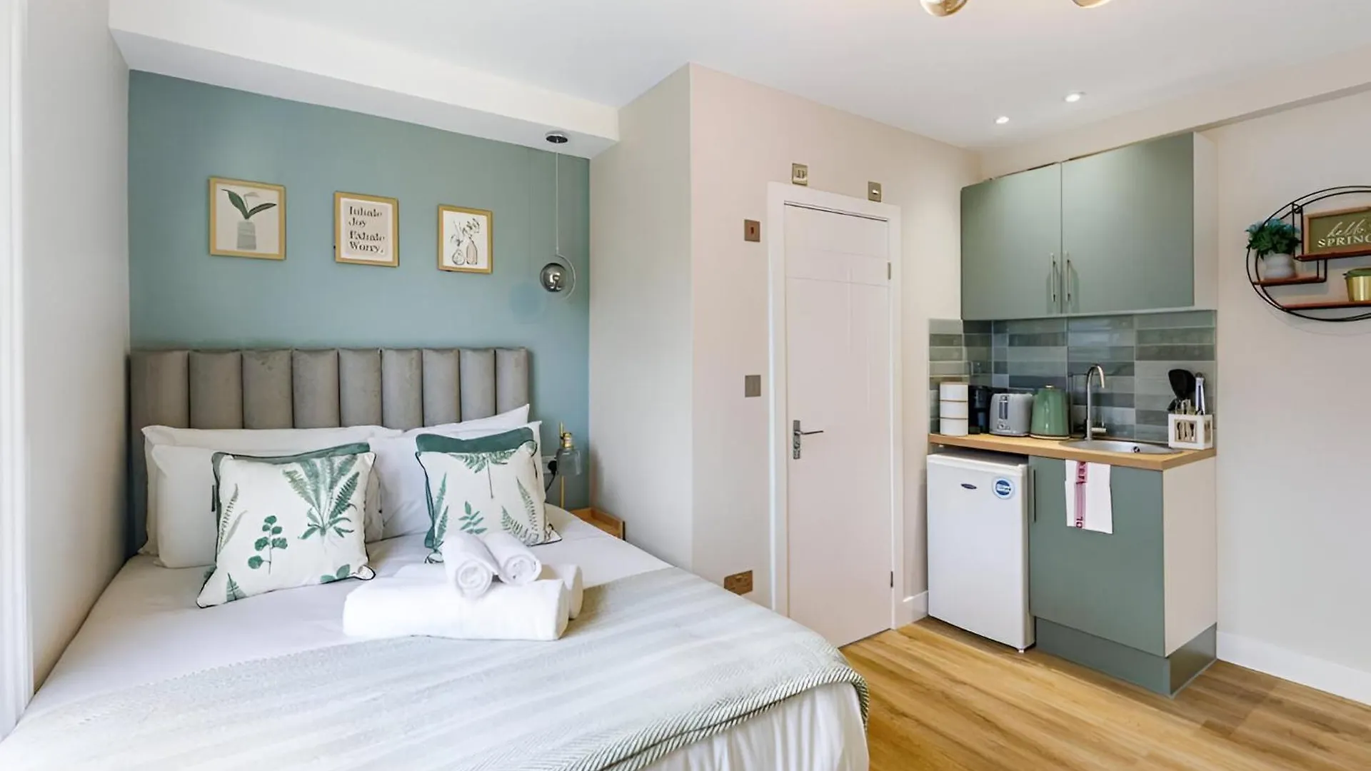 לונדון Serene Green Getaway Studio With Calming Ambiance