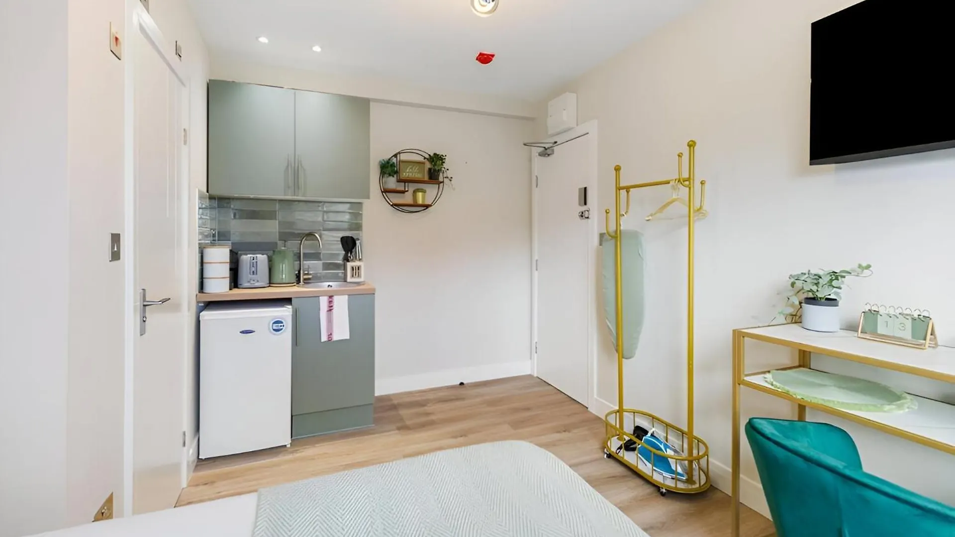 Serene Green Getaway Studio With Calming Ambiance London
