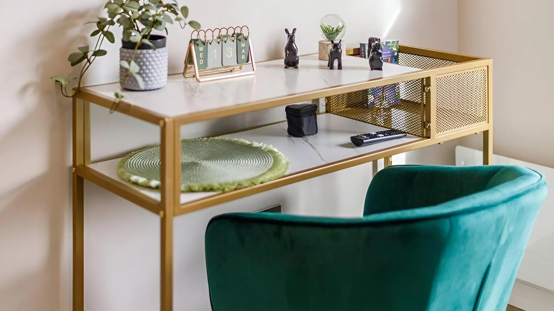 Serene Green Getaway Studio With Calming Ambiance London Apartment